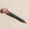 Dettaglio penna in metallo oro rosa con paillettes e cristallo di quarzo rosa grezzo - Quarzo rosa / Inchiostro Nero