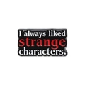 Pin's en métal gothique avec citation 'I always liked strange characters' sur fond noir - Style Lettrage Strange Characters (QHXZ1648)