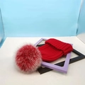Damen Winterstrickmütze in Rot mit großem flauschigem Kunstfell Bommel Besatz - Einheitsgröße / Roter Hut Mit Rot-Weißem Bommel