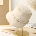 Fischerhut in Creme mit Rautensteppung und eleganter Schleife für Damen im Herbststil - M (56-58cm) / Beige
