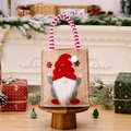 Weihnachtsgeschenkbeutel aus Leinen mit 3D-Zwerg, rotem Hut und gestreiftem Griff - Gnom Schneeflocke Stil