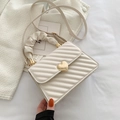 Weiße Handtasche mit geriffeltem Griff, Herz-Goldverschluss und Steppmuster - Weiß
