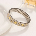 Pulsera elástica de acero inoxidable plateado con corazones y puntos dorados en vista real - Estilo de Corazón de 12mm / Bicolor (Oro y Plata)