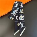 Elegante pañuelo de seda negra con motivos de caballos y estampados geométricos en soporte naranja - 90cm / Negro Estampado Caballo