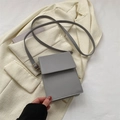 Minimalistische graue rechteckige Handytasche aus mattem Leder mit goldener Schnalle - Grau