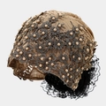 Primer plano de turbante de encaje floral marrón con perlas y ribete de encaje negro - M (56-58cm) / Caqui