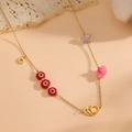 Detail der Goldkette mit roter Evil-Eye-Perle, Herzanhänger und bunten Natursteinen - Rotes Teufelsauge Herz Stil (K113)