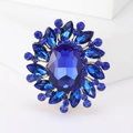 Macro-detail van een vintage blauwe kristallen broche met gouden metalen zetting - Blauw