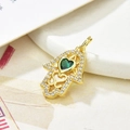 Goldener Hamsa Hand Anhänger mit grünem Herzstein und funkelndem Zirkonbesatz - Grüner Zirkonia