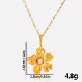 Dettaglio del ciondolo a fiore dorato con perla, misura 2,6 cm per 2,2 cm su catena sottile - Collana / Oro