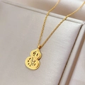 Minimalistische gouden titanium stalen ketting met gelukkige kalebas op beige stof - Goud