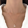 Collier élégant en forme de cœur avec perle centrale sur une fine chaîne dorée raffinée - Perle De Coeur Creux (KC Gold M-768)