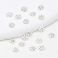 Vue macro de perles d'espacement en forme de fleur argentée pour la création de bijoux - 4mm / Argent épais