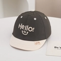 Dettaglio cappellino neonato ad asciugatura rapida con ricamo Hello e visiera morbida - 50cm (1-3 Anni) / Verde Militare