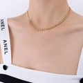 Collier géométrique en acier titane doré porté par un mannequin au style moderne - Collier Tissé à Structure à Carreaux (P1139) / Or