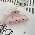 Detailansicht der Haarspange in rosa Marmoroptik mit rotem Herz und Strasssteinen - Rosa Marmor - Roter Herzstil
