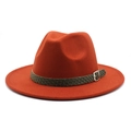 Dettaglio di cappello fedora arancione con fascia intrecciata verde oliva e fibbia in metallo - M (56-58cm) / Colore caramello