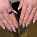 Uñas postizas almendradas 3D con relieve oro champán y detalles de perlas - Degradado de Rosa con Ondas 3D y Perlas (JP3844)