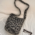 Vista piatta di borsa a spalla in peluche leopardata con giornale e occhiali decor - Leopardo Grigio in Lana di Agnello