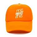 Dettaglio del cappello trucker arancione con stampa It Is What It Is e rete traspirante - M (56-58cm) / Arancione