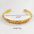 Dettaglio del bracciale in acciaio placcato oro 18K con incisione celeste e misura - Bangle