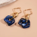 Detalle de pendientes cuadrados dorados con resina azul oscuro con patrón de mármol - Aro-Azul (Patrón de Mármol)