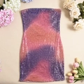 Dettaglio delle paillettes scintillanti con sfumatura viola e rosa sul vestito - S / Sfumato Viola