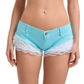 Pantaloncini di jeans azzurri per donna con bordo in pizzo bianco e vita bassa - S / Celeste