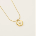 Collar de trébol en oro de 18K con colgante de letra C en una fina cadena serpiente - Letra C