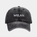 Dettaglio del ricamo bianco MILAN in 3D sul berretto in cotone grigio scuro lavato vintage - Regolabile / Nero (Nero Lavato)