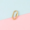 Detailed view of a golden stainless steel screw lock oval connector on bicolored background - Style 2 / Gold