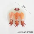 Miniatuur 9cm realistische inktvismodellen in een witte kom met kerstversiering - Inktvis