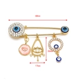 Detailansicht der Evil Eye Broschennadeln mit 68mm Maßen und blauen Kristallanhängern - Gold Rosa Emaille - Feder Böser Blick