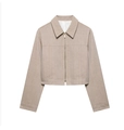 Dettaglio del tessuto a spina di pesce sulla giacca corta beige con zip e revers - XS / Tops
