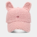 Detalle de gorra de felpa rosa con orejas adorables y bordado de corazón suave - Ajustable / Rosa