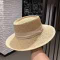 Dettaglio della trama in paglia intrecciata e nastro di seta sul cappello da sole - Cappello Beige Con Fascia Beige