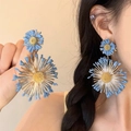 Detalle de pendientes de flor de tul y cristal con pétalos azules y pistilo dorado - Diseño Radial de Flores Azules Tridimensionales (5#银针-金色-蓝色-花簇)
