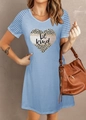 Detail des hellblauen V-Ausschnitt-Kleids mit Leopardenherz und Be Kind Aufdruck - Blau