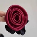 Handgefertigter bordeauxroter Satin-Rosen-Haargummi mit elegantem Seidenfinish für Frauen - Weinrote Rosenblüte