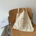 Detailaufnahme der Bebe-Stickerei auf cremefarbenem Canvas-Shopper mit Stoffstruktur - Beige