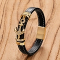 Detalle de pulsera de cuero trenzado negro con colgante de ancla dorada y cierre magnético brillante - 19cm / Dorado-C
