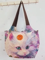 Detail der Canvas-Einkaufstasche mit buntem Katzenporträt und Knopfverzierung - Stil 30-Beige Porträt Einer Weißen Katze