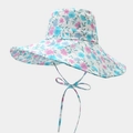 Détail du chapeau de soleil à large bord avec motif floral et lacet coupe-vent - Blanc Bleu Rose Fleuri (Couleur 14#)