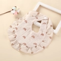 Détail d'un bavoir en mousseline de coton pour bébé avec imprimés arc-en-ciel et volants - Arc-en-ciel Gris