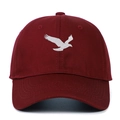 Détail de la broderie d'aigle blanc sur casquette de baseball en coton bordeaux - Réglable / Bordeaux
