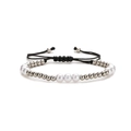 Pulsera tejida ajustable con perlas blancas y cuentas de plata sobre un fondo blanco - Pulsera de cuentas de perlas de imitación