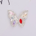 Makroaufnahme Schmetterling-Charm für Schuhe mit bunten Edelsteinen und Strasssteinen - D1171 Pferdeauge Schmetterling Silber Bunt