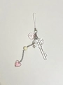 Makro-Detail von transparentem Schlüsselanhänger und rosa Herzperlen an der Handykette - Schlüsselgeheimnis / Handykette / Transparentes Rosa