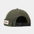 Dettaglio del cappello docker verde oliva con tessuto ripstop e toppa camping - Regolabile / Verde Militare