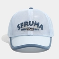 Detailansicht des atmungsaktiven hellblauen Mesh-Gewebes mit SFRUMA-Buchstabenstickerei - 50cm 1-3 Jahre / Hellblau